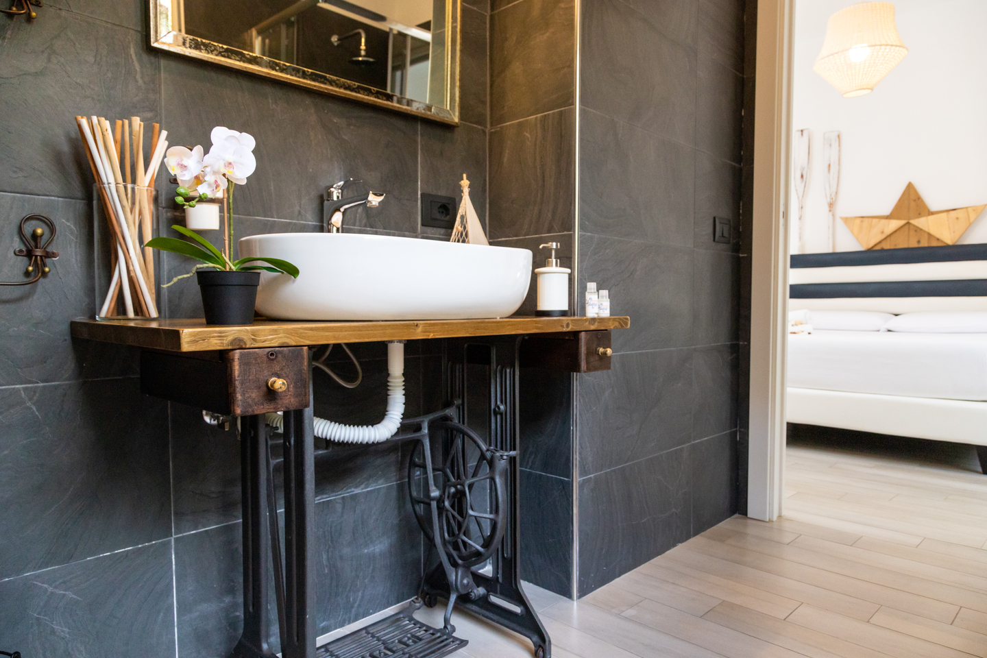 bagno arredamento lavandino e specchio gea camera